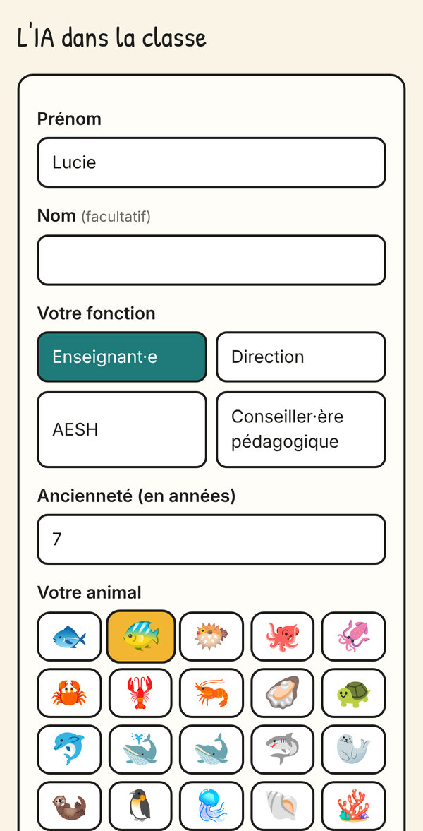 Le formulaire sur le téléphone : prénom Lucie, fonction Enseignant·e, ancienneté 7, choix de l'animal